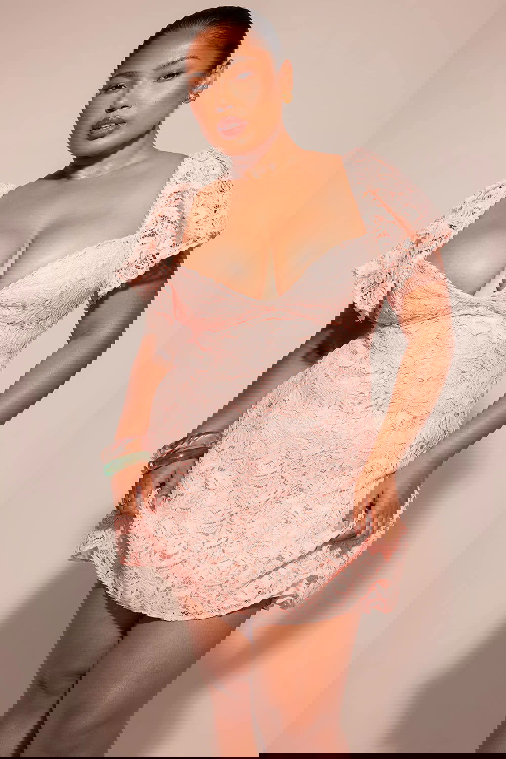 Vestido Curto de Renda Rosa Modelo Sorrento