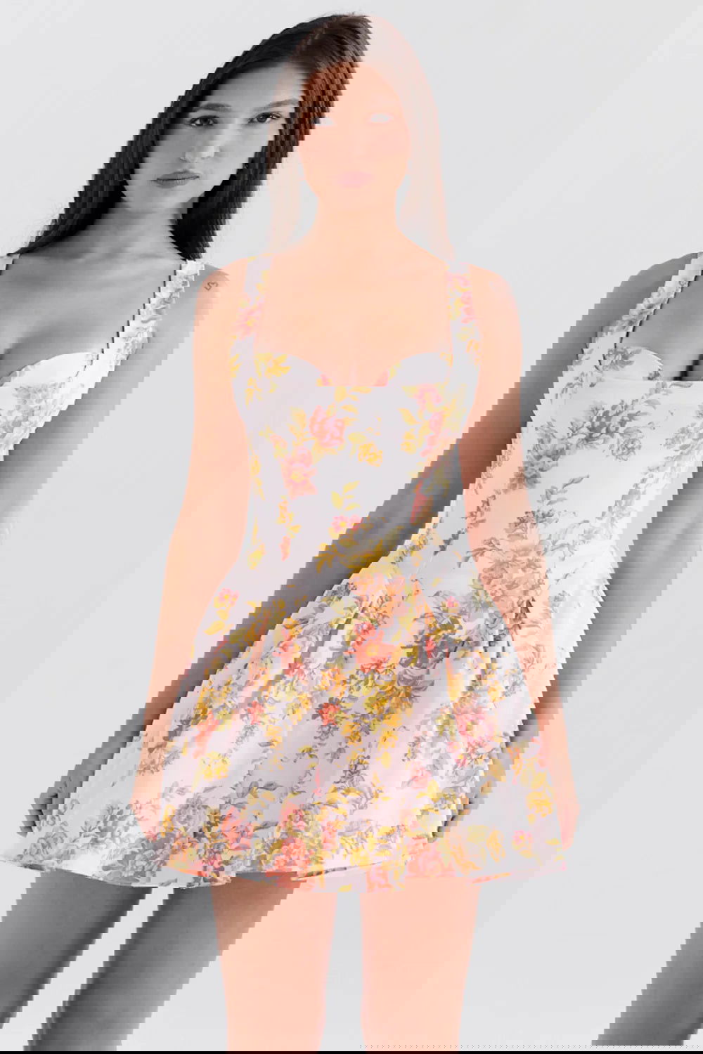 Vestido Curto de Sarja Floral Modelo Como