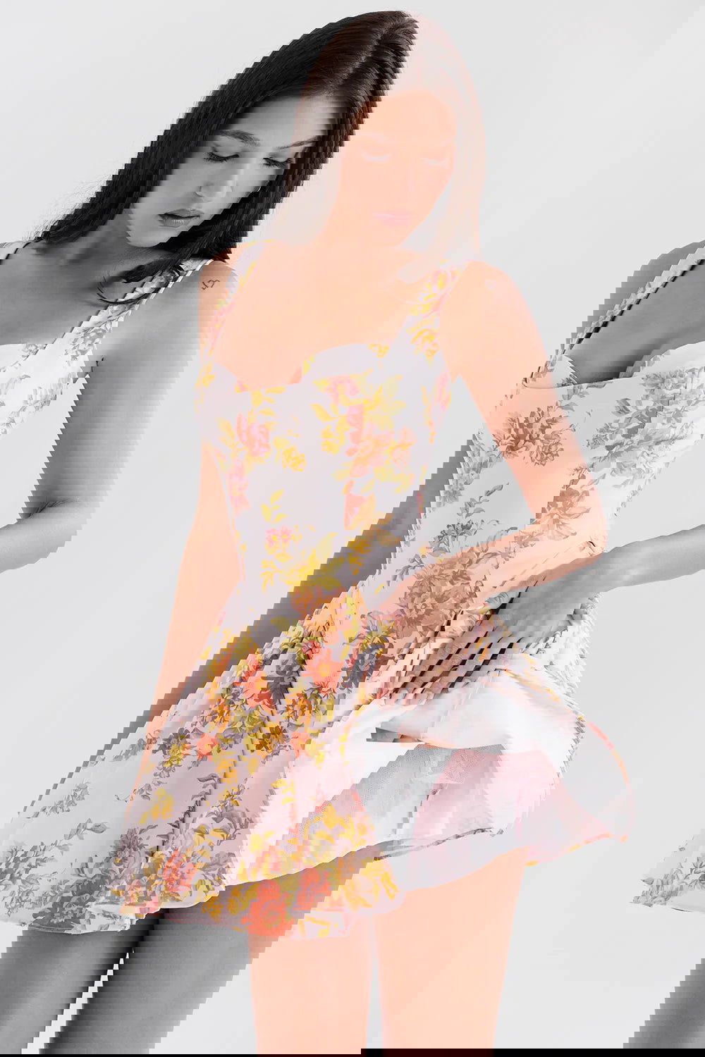 Vestido Curto de Sarja Floral Modelo Como