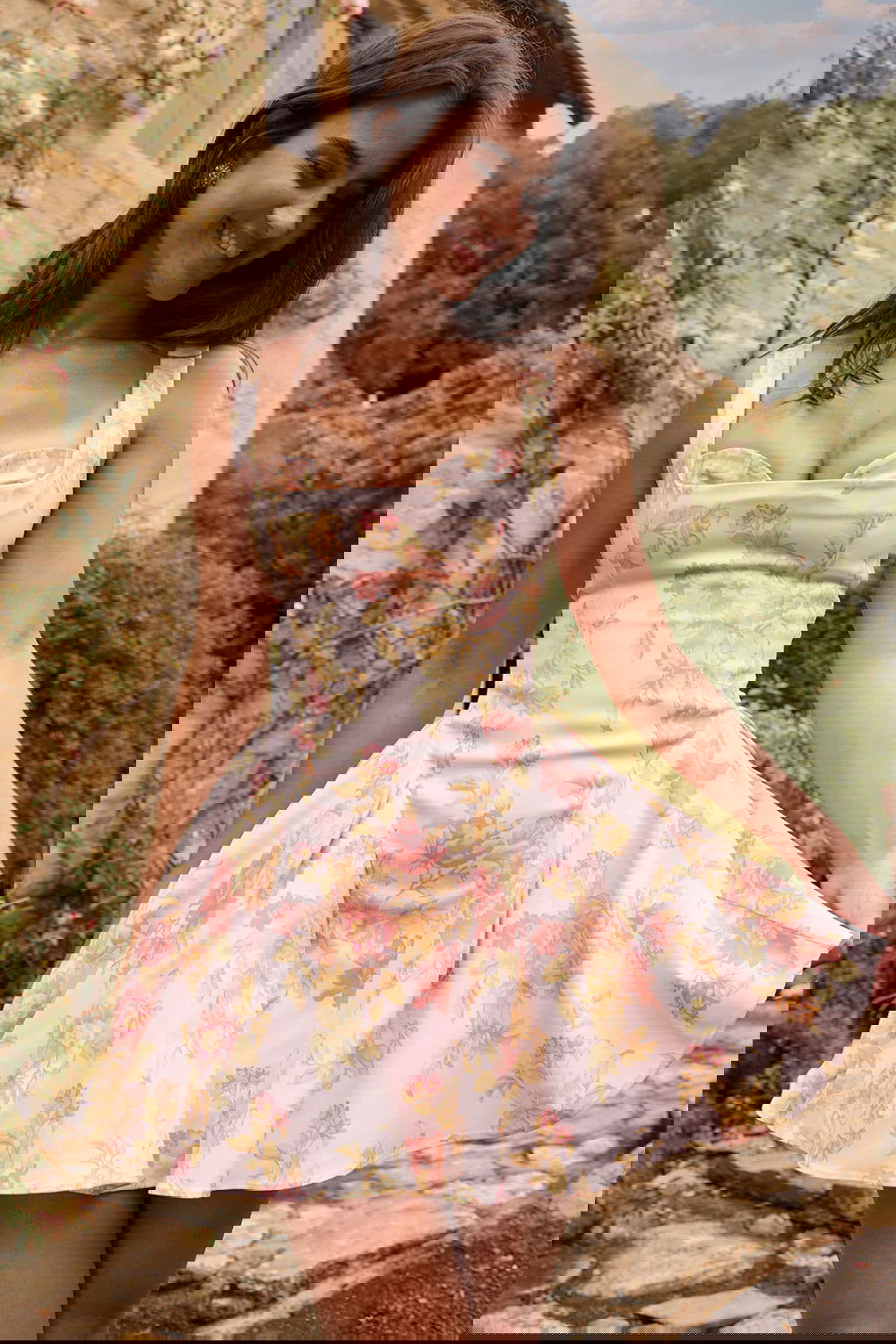 Vestido Curto de Sarja Floral Modelo Como