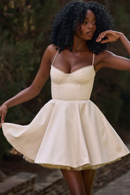 Vestido Curto Creme Vintage Modelador Modelo Rieti