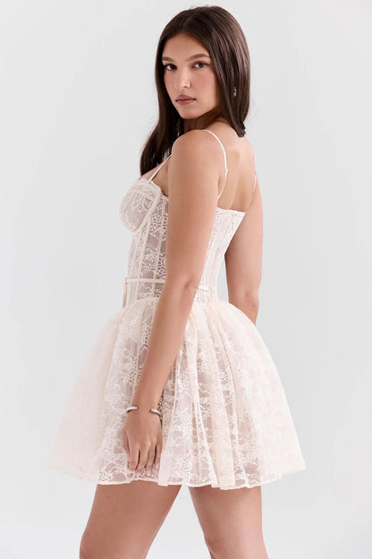 Vestido Curto Vintage de Renda Modelo Monterosso