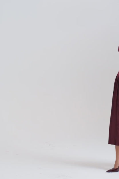 Vestido Midi Plissado Vinho Modelo Gallatare